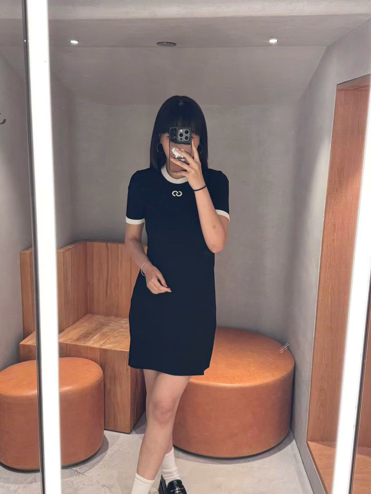 Váy thun gân đen ôm logo ngực