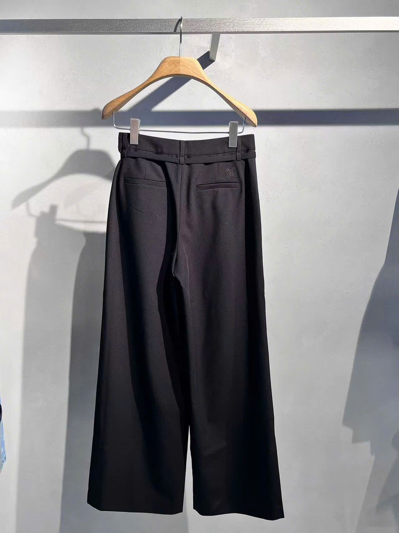 Quần vải đen có dây belt