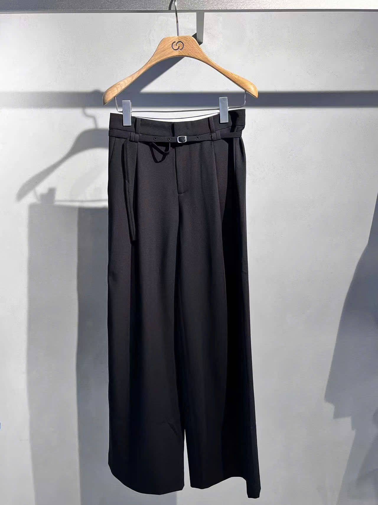 Quần vải đen có dây belt