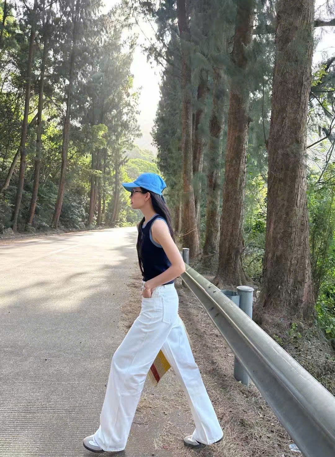 Quần jean trắng, xích bạc
