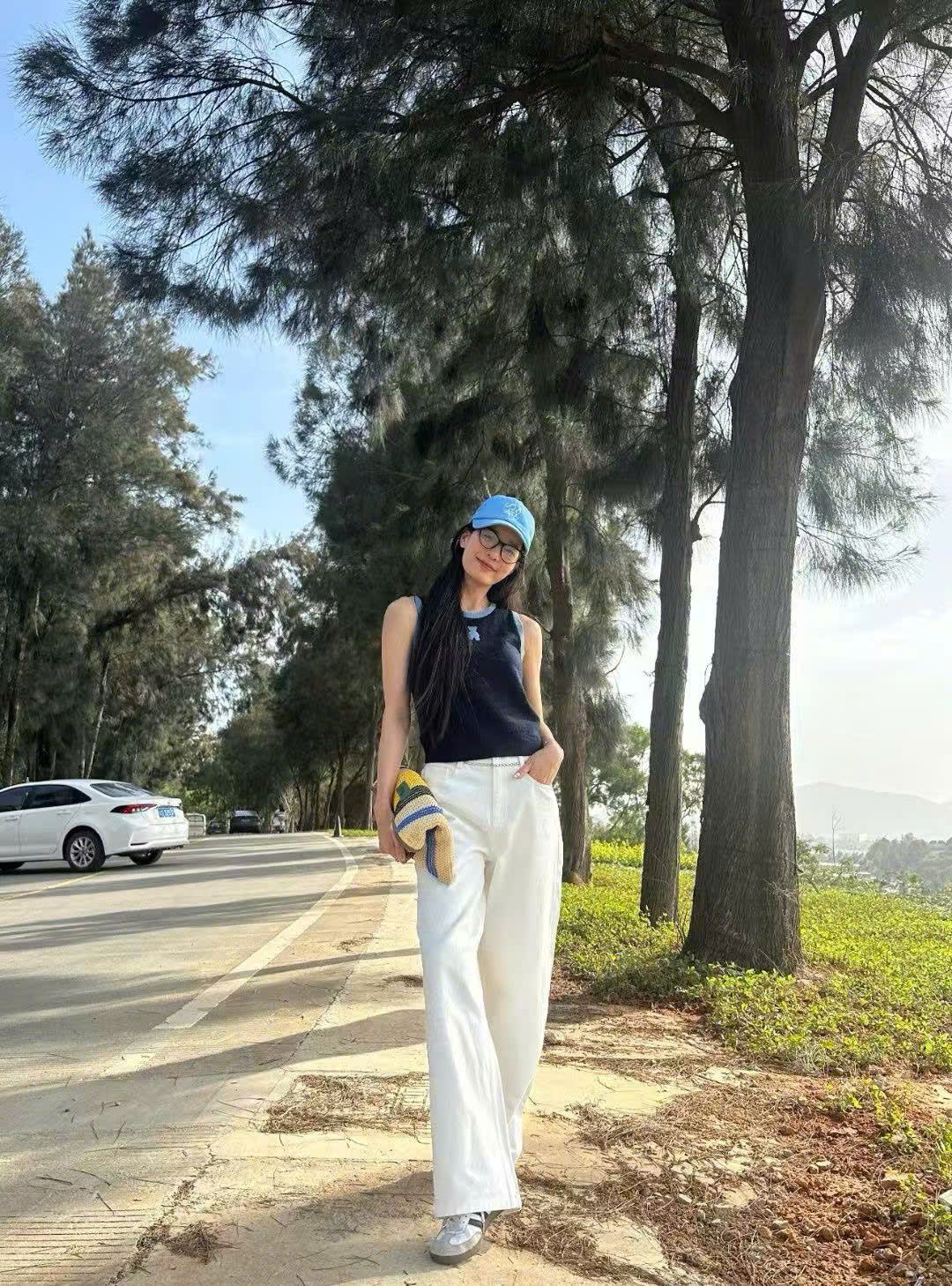 Quần jean trắng, xích bạc