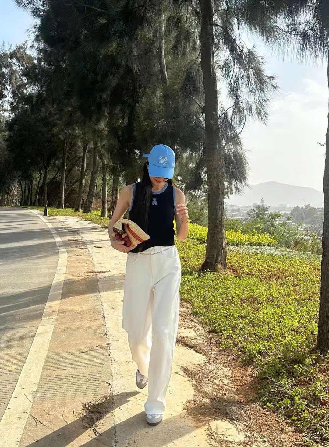 Quần jean trắng, xích bạc