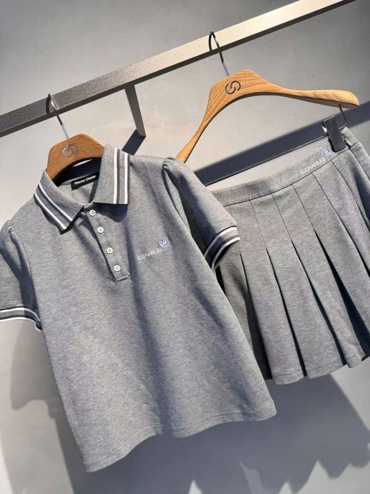 Bộ áo polo xám phối sọc cúc trắng và chân váy ghi xám ngắn xếp ly set