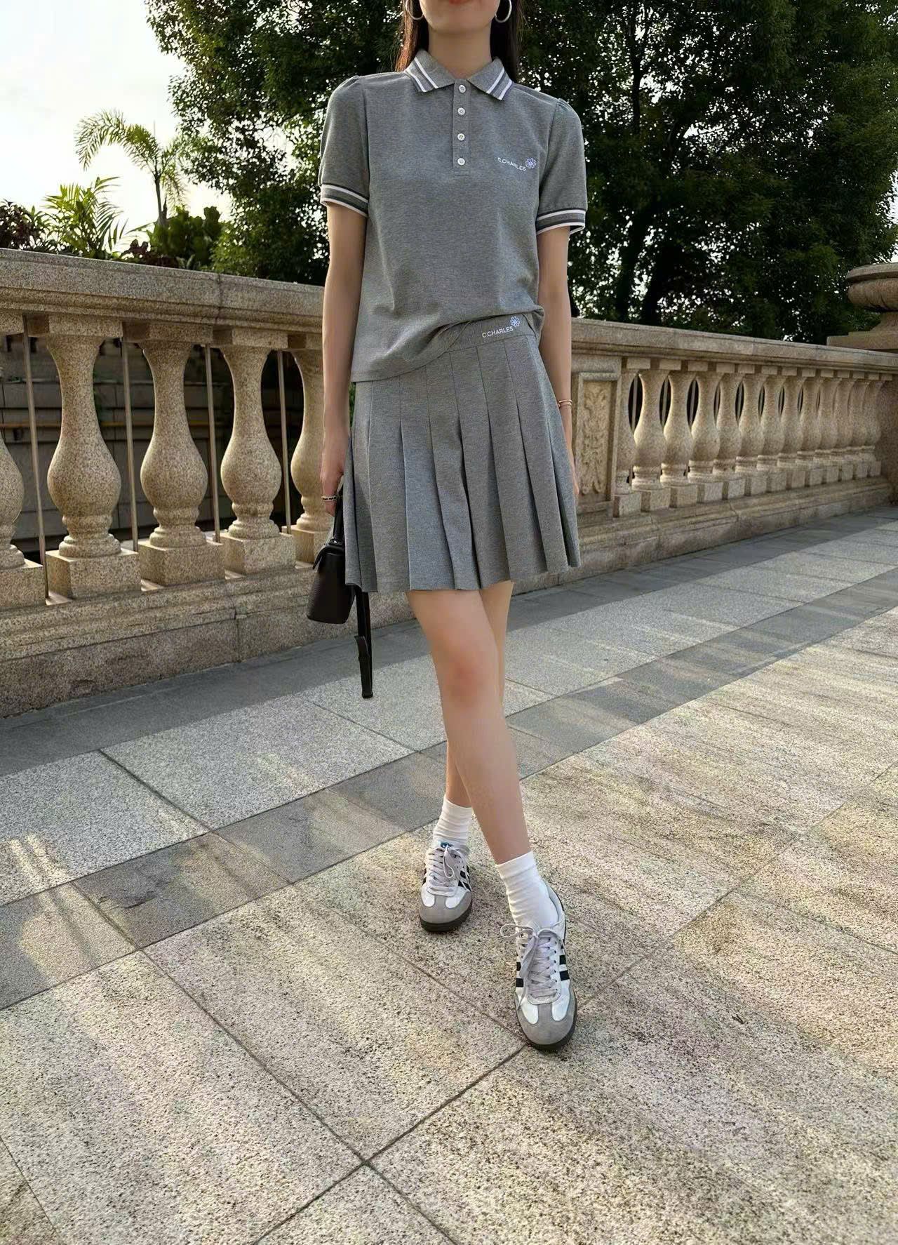 Bộ áo polo xám phối sọc cúc trắng và chân váy ghi xám ngắn xếp ly set