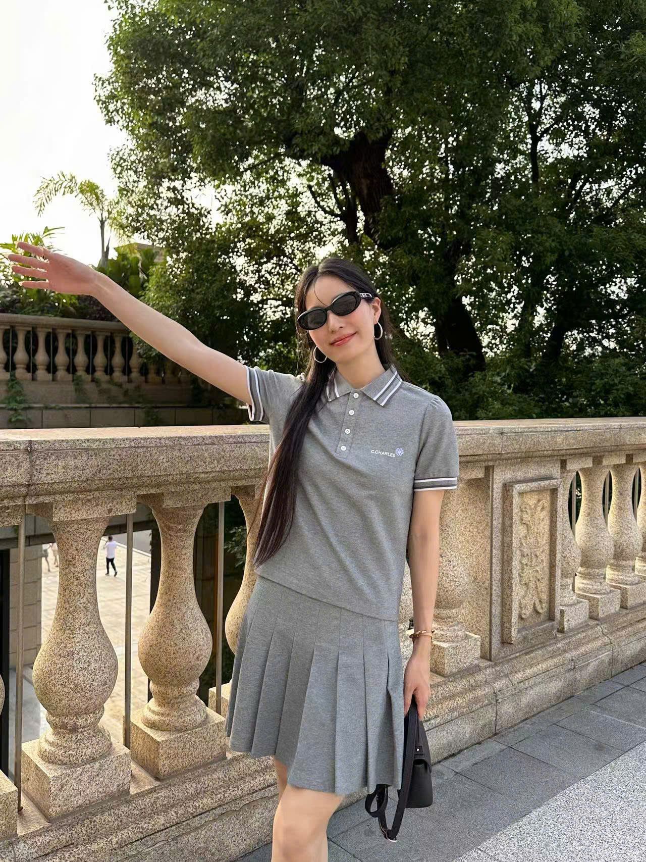 Bộ áo polo xám phối sọc cúc trắng và chân váy ghi xám ngắn xếp ly set