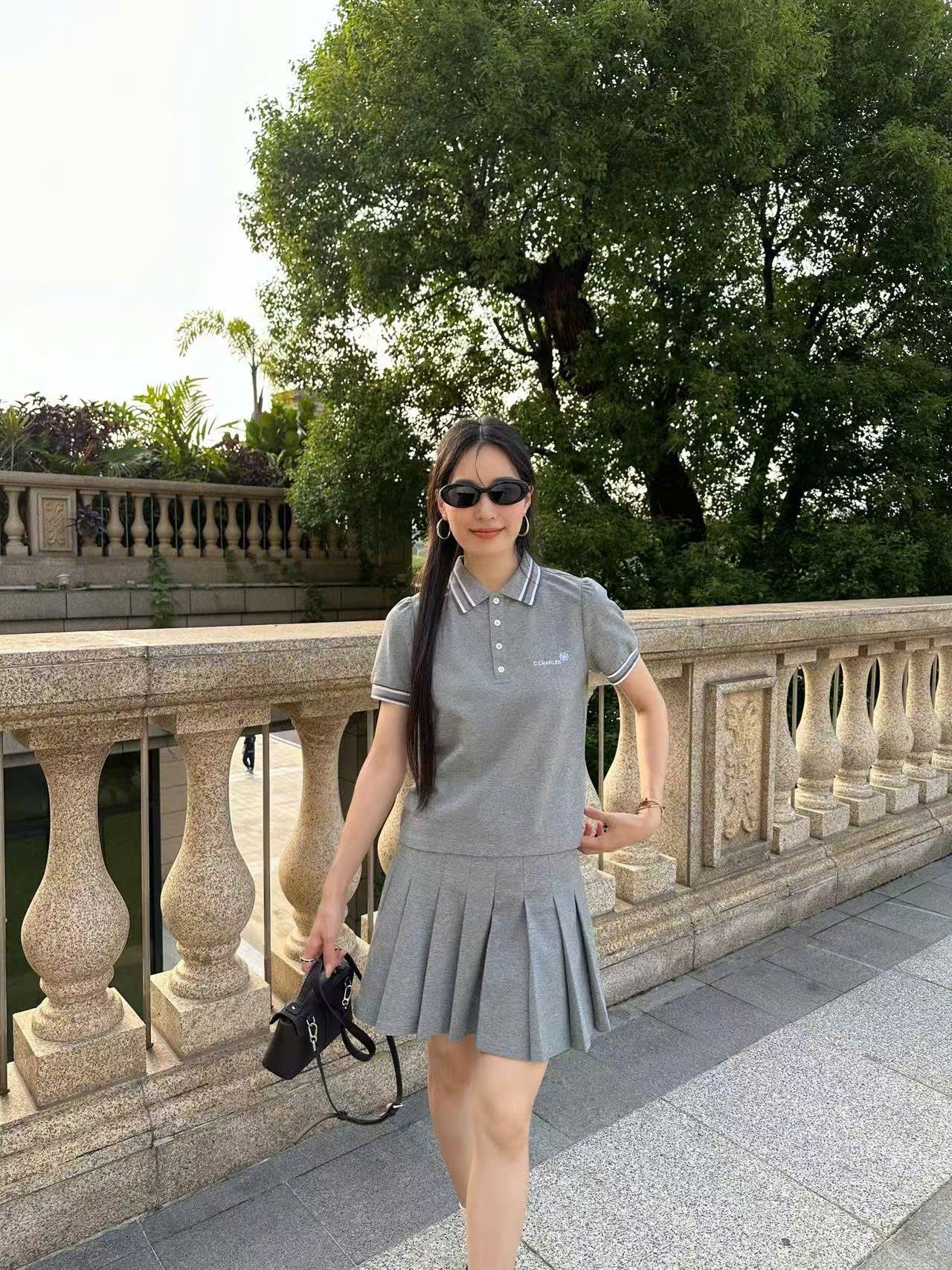 Bộ áo polo xám phối sọc cúc trắng và chân váy ghi xám ngắn xếp ly set