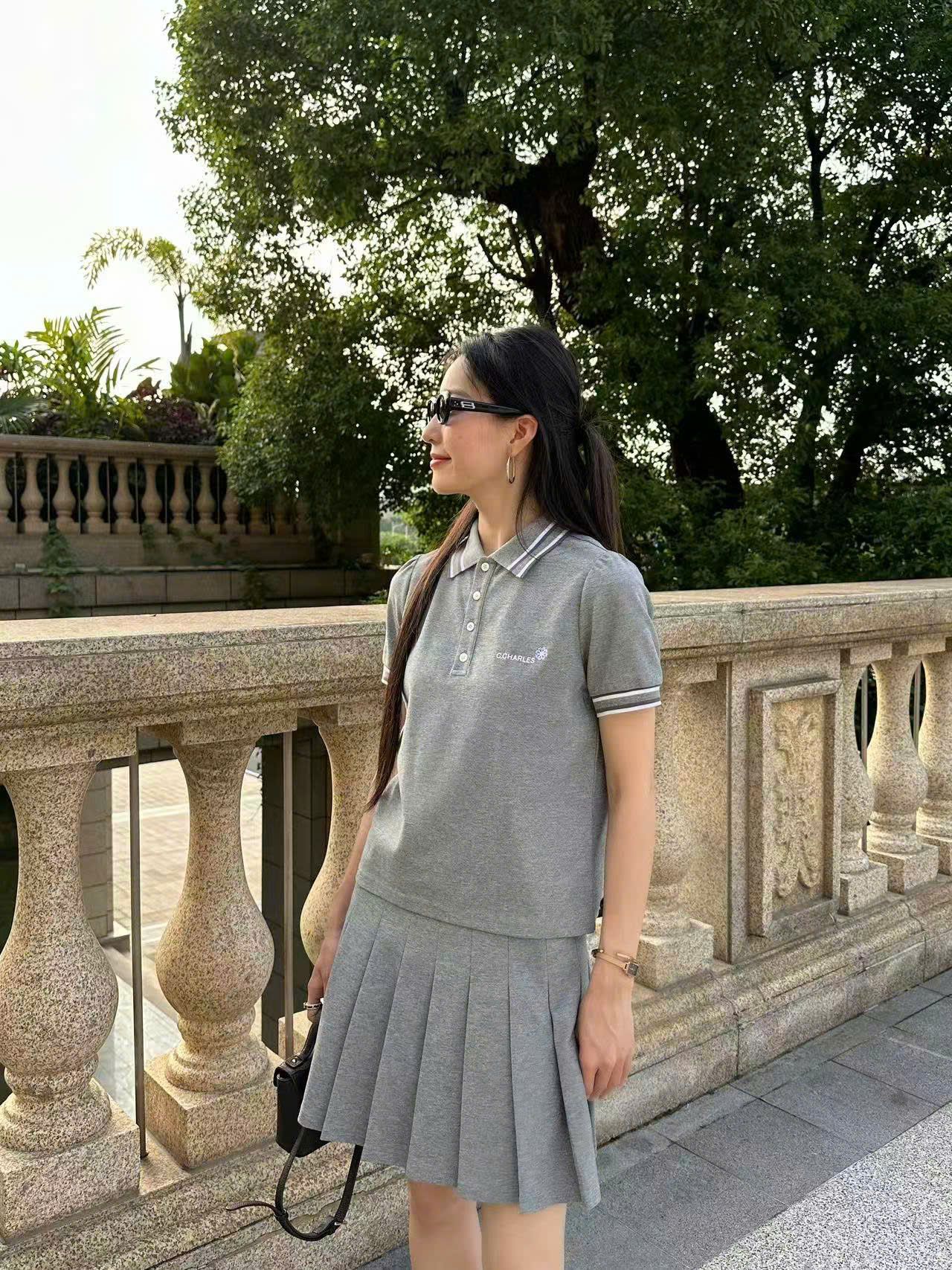 Bộ áo polo xám phối sọc cúc trắng và chân váy ghi xám ngắn xếp ly set
