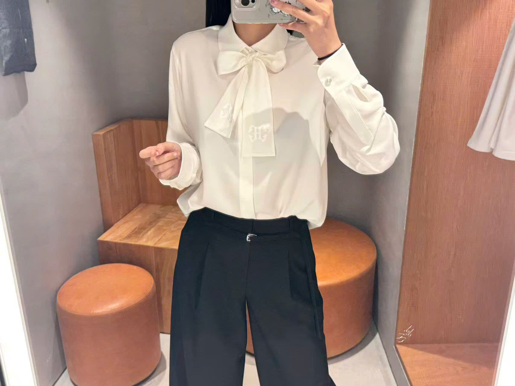 Áo sơ mi trắng thắt nơ cà vạt Logo CC