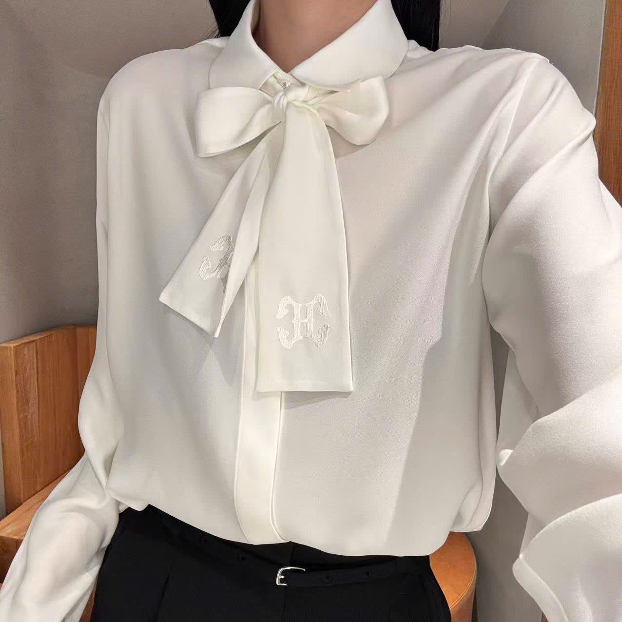 Áo sơ mi trắng thắt nơ cà vạt Logo CC
