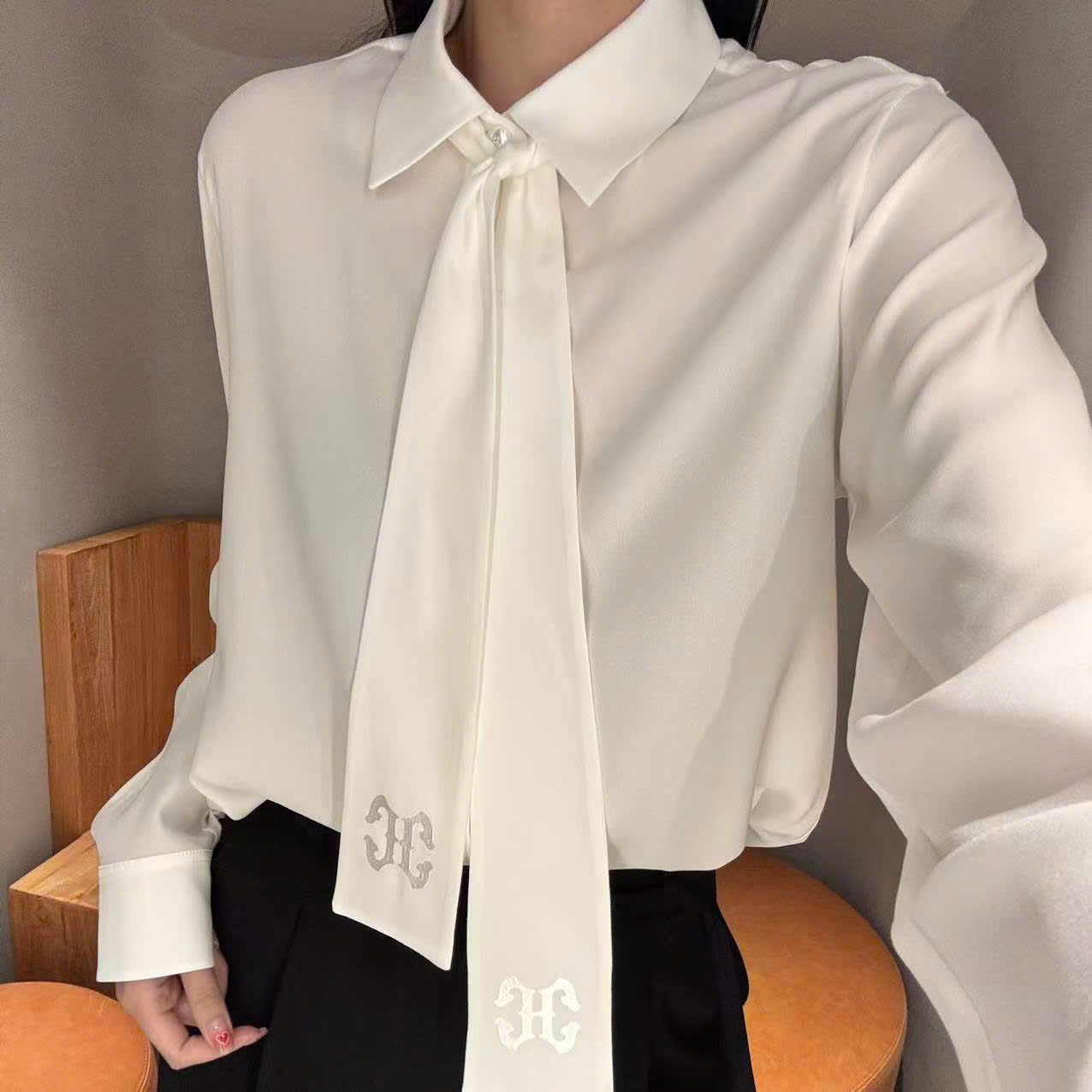Áo sơ mi trắng thắt nơ cà vạt Logo CC