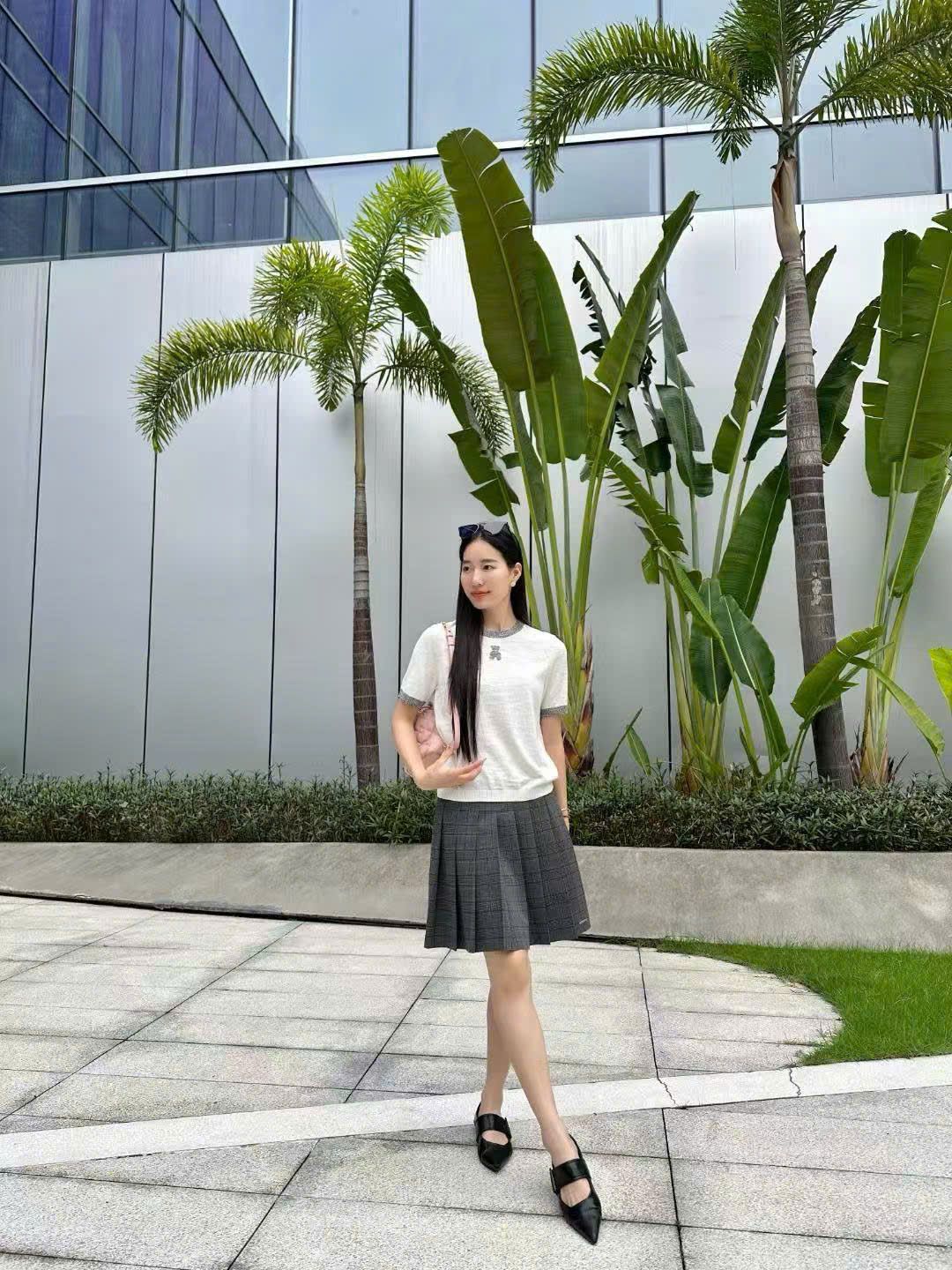 Chân váy ngắn ghi xếp ly kẻ logo