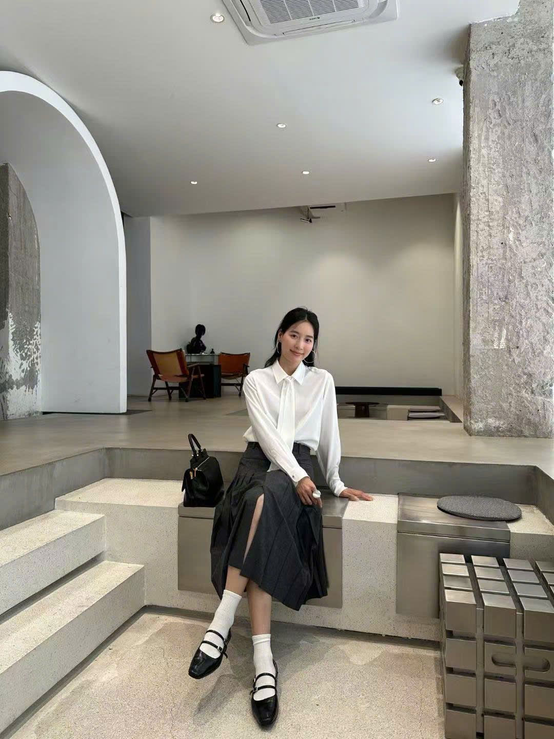 Áo sơ mi trắng thắt nơ cà vạt Logo CC