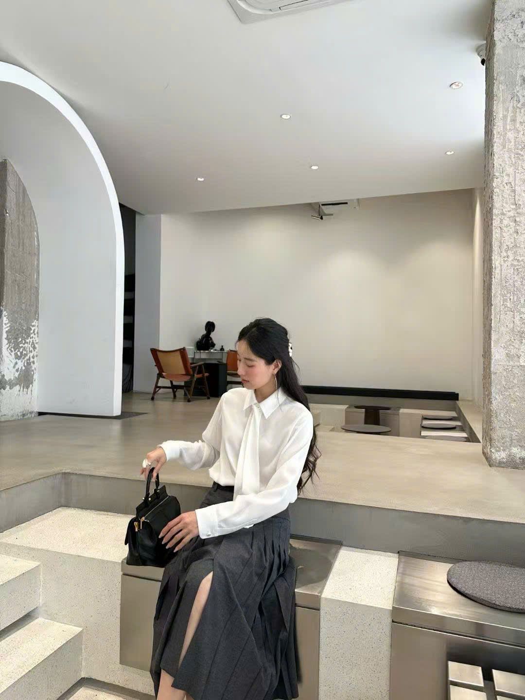 Áo sơ mi trắng thắt nơ cà vạt Logo CC