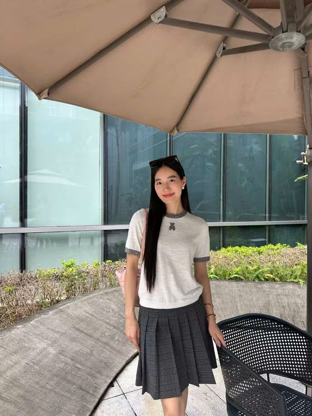Chân váy ngắn ghi xếp ly kẻ logo