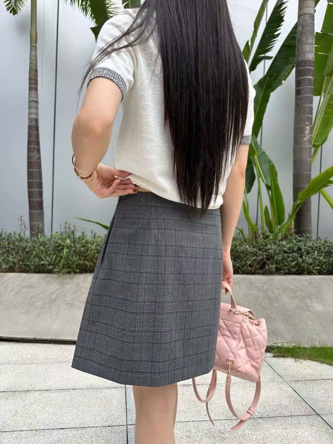 Chân váy ngắn ghi xếp ly kẻ logo