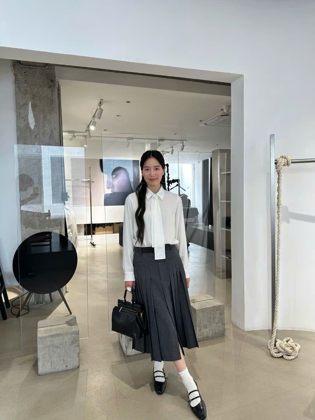 Áo sơ mi trắng thắt nơ cà vạt Logo CC