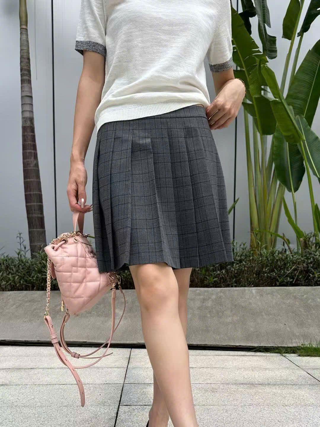 Chân váy ngắn ghi xếp ly kẻ logo