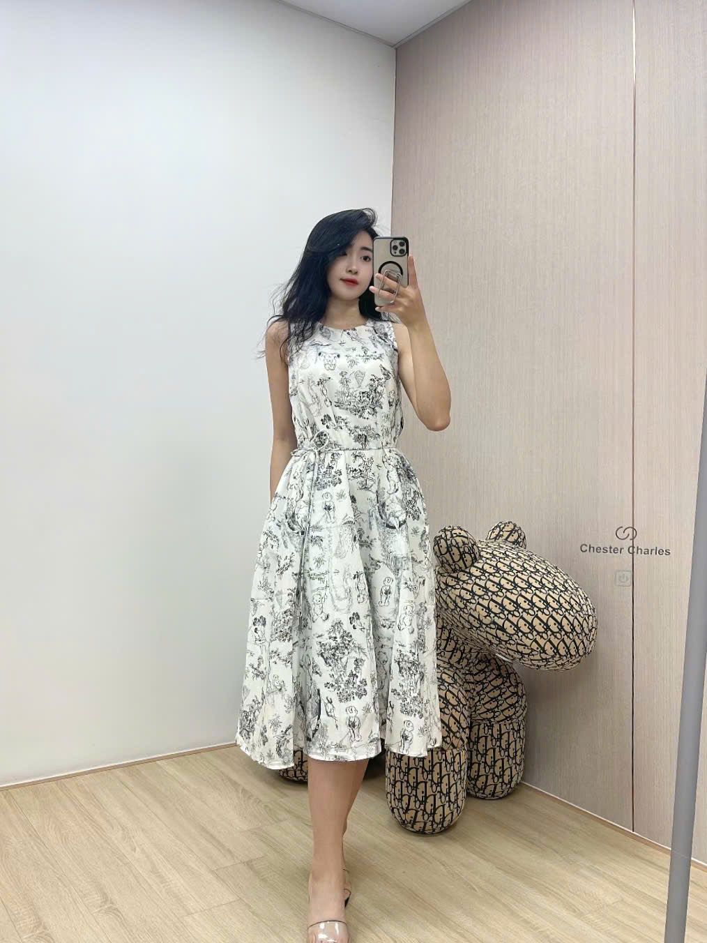 Váy trắng - hoạ tiết gấu
