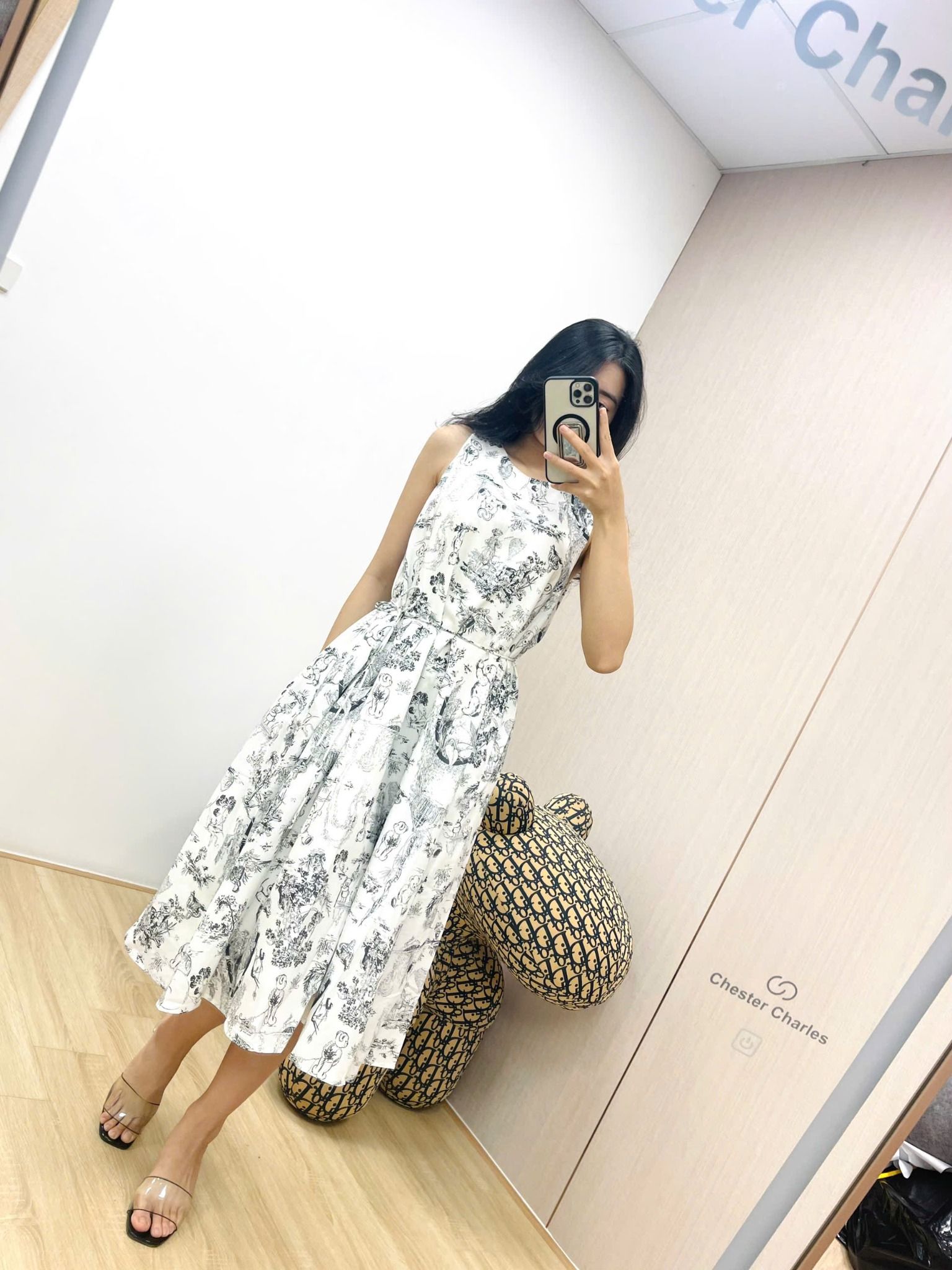 Váy trắng - hoạ tiết gấu