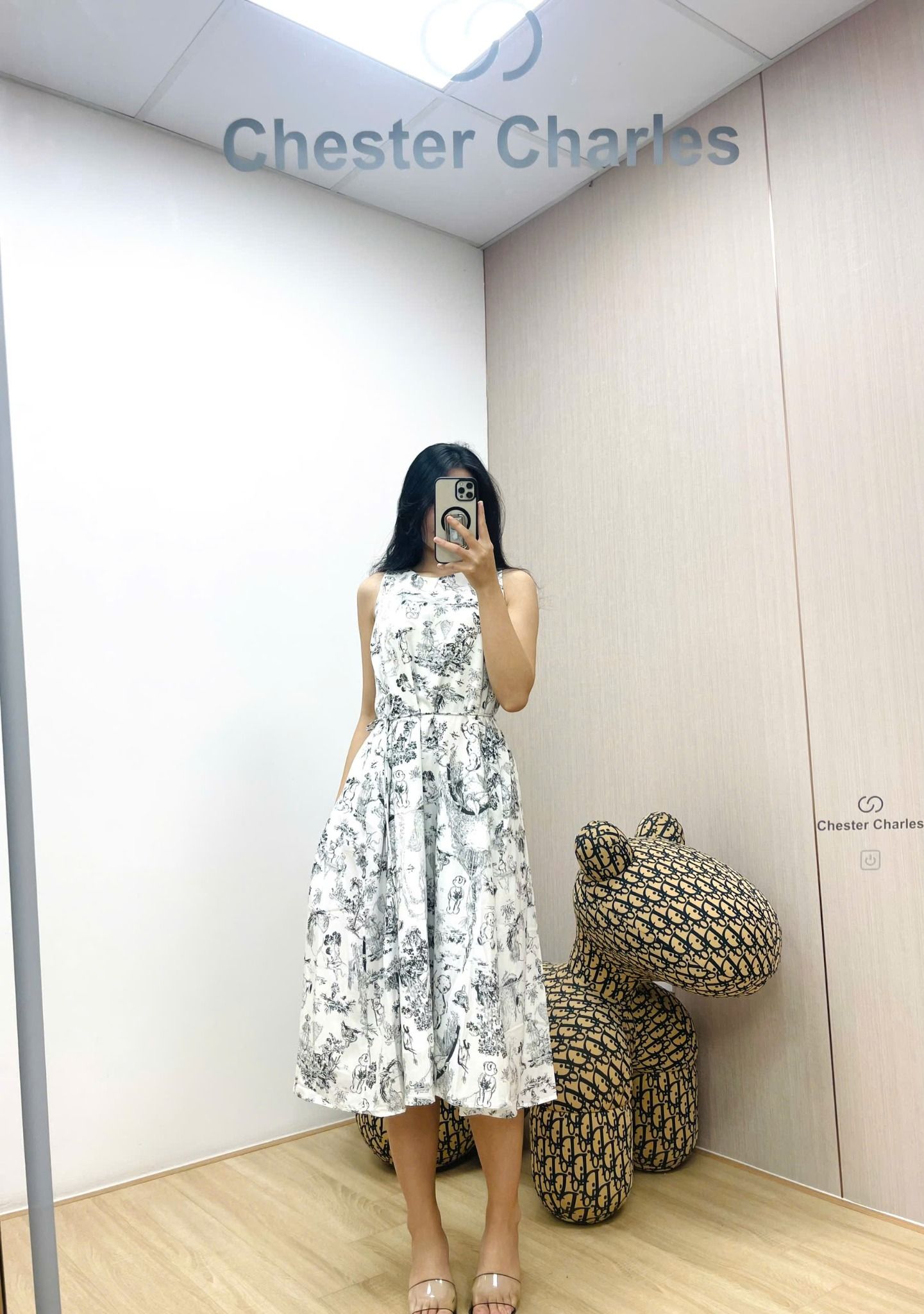 Váy trắng - hoạ tiết gấu