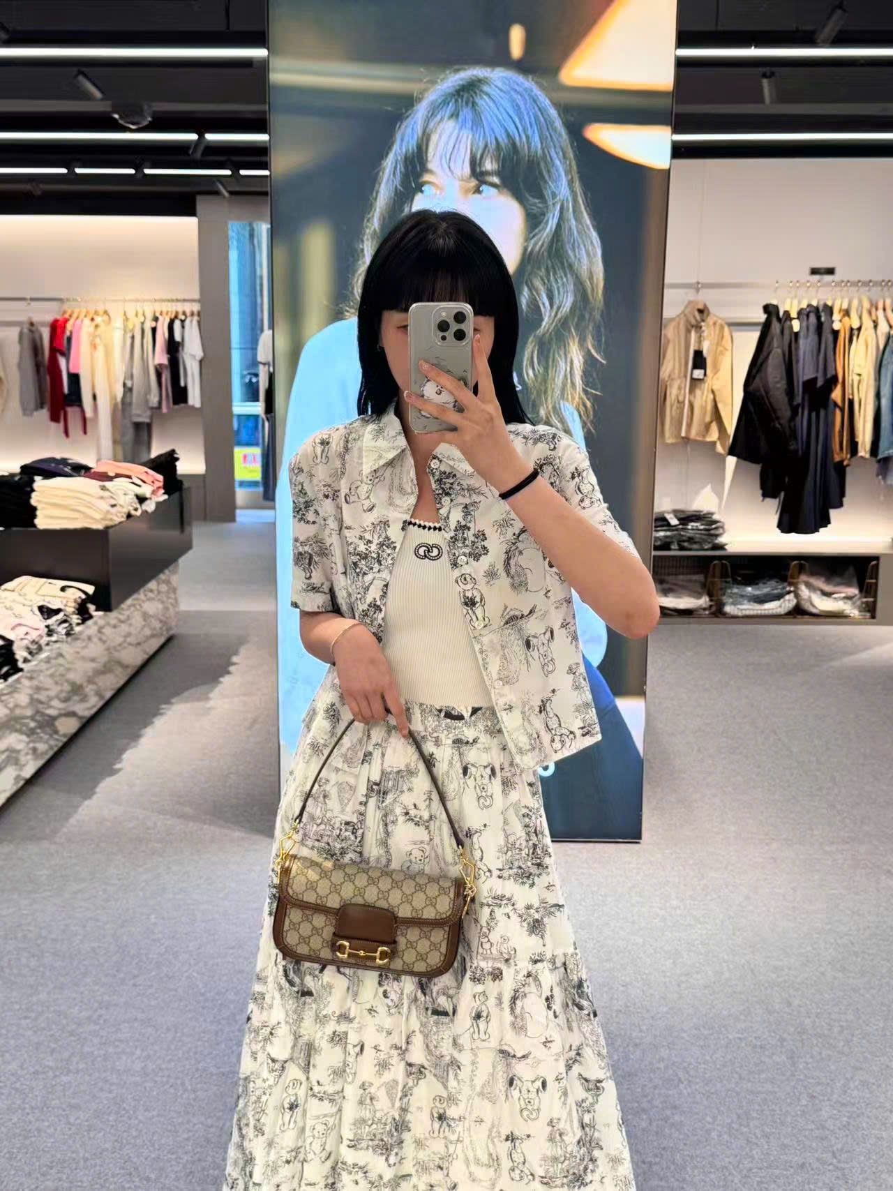 Áo sơ mi trắng - hoạ tiết gấu