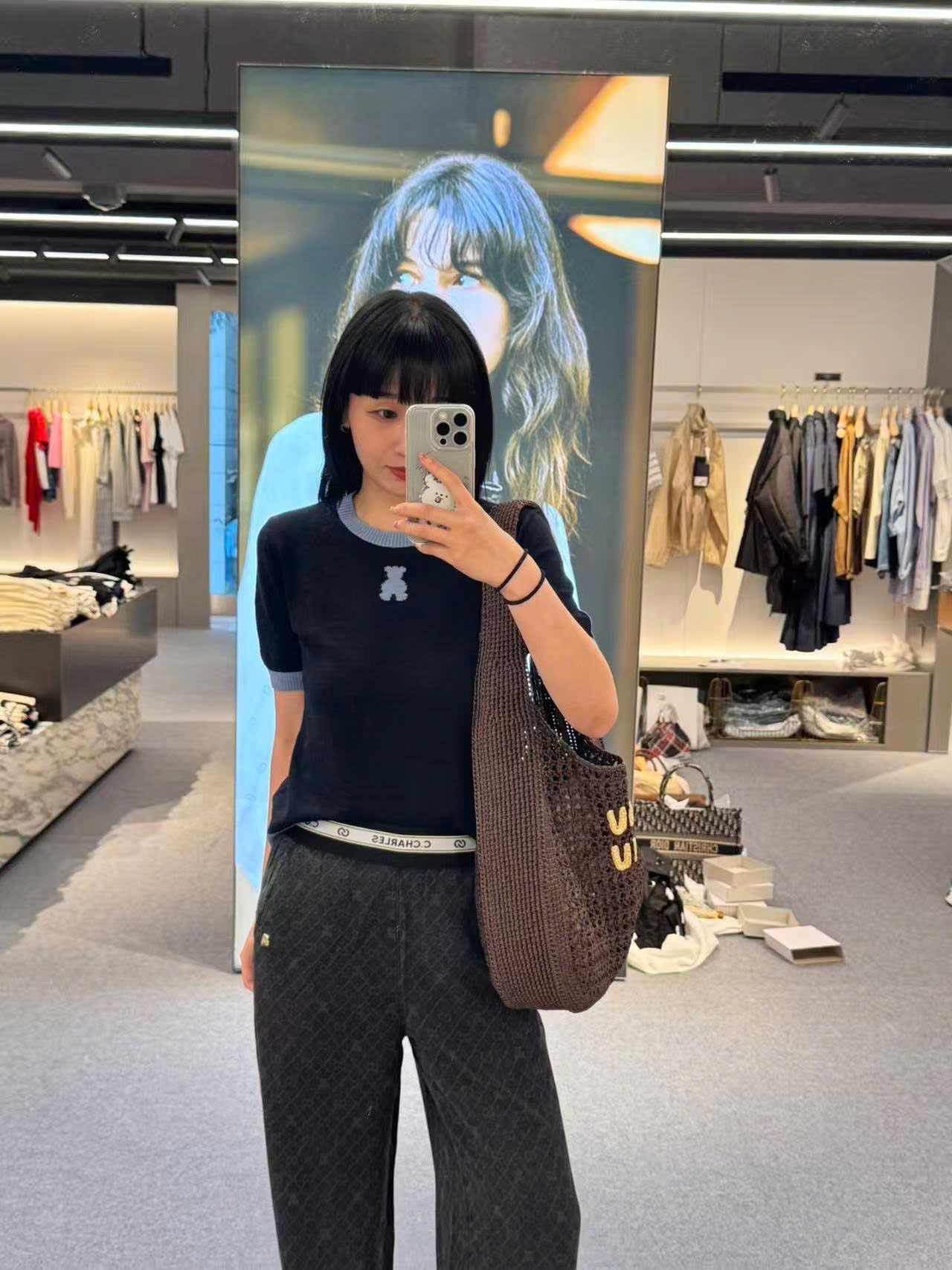 Quần jean giấy logo cạp thun CC gấu nhỏ