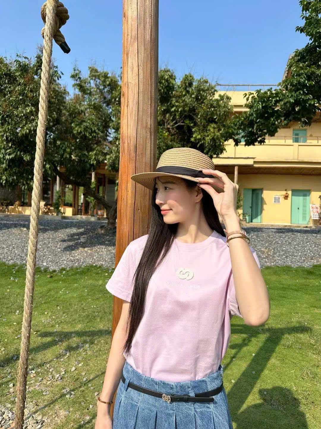Áo phông hồng - chữ logo trắng