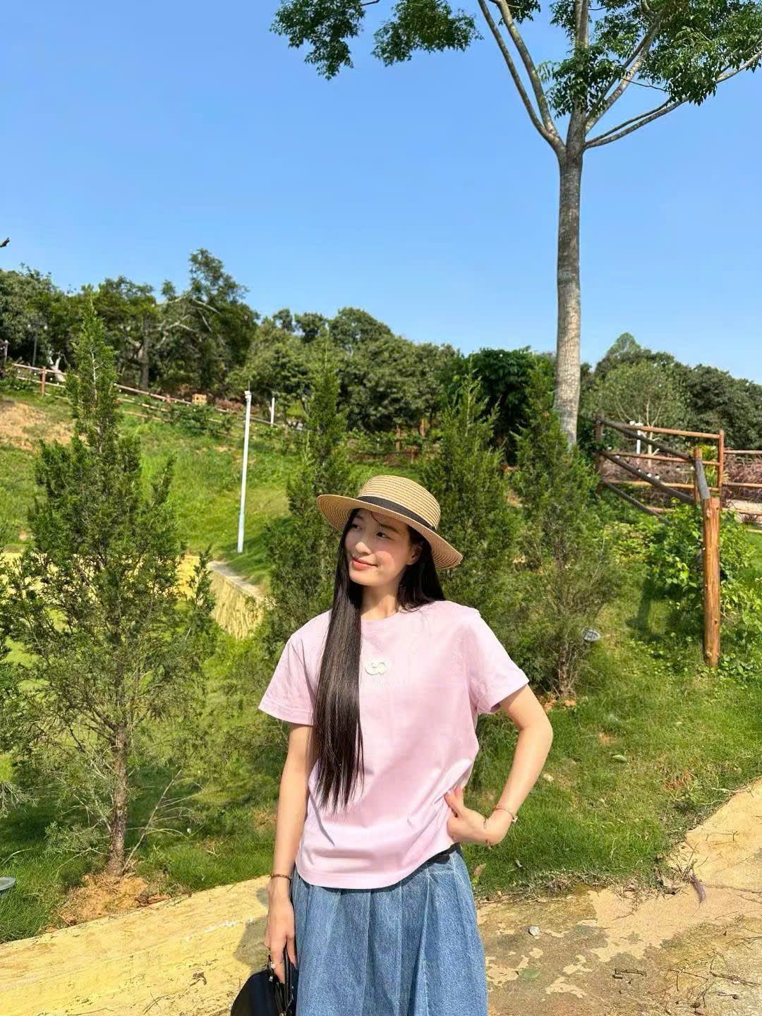 Áo phông hồng - chữ logo trắng