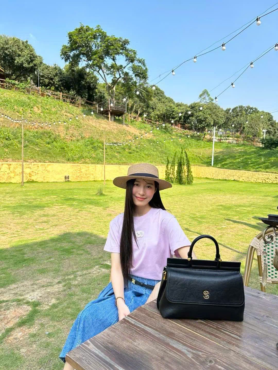 Áo phông hồng - chữ logo trắng