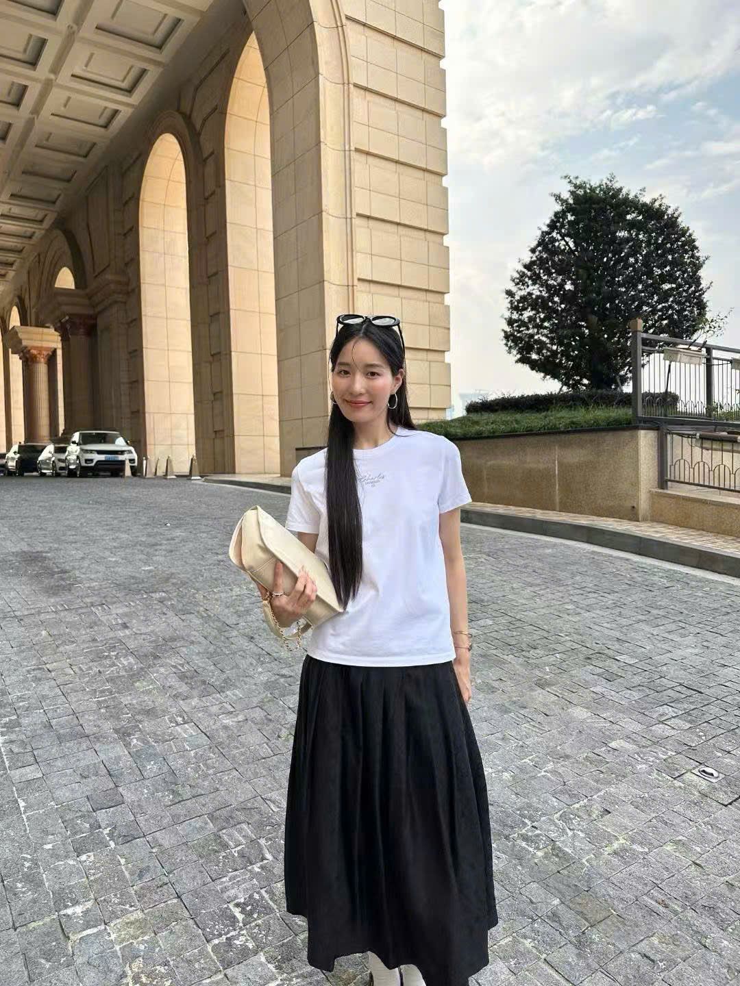 Áo phông trắng - chữ logo đen thêu