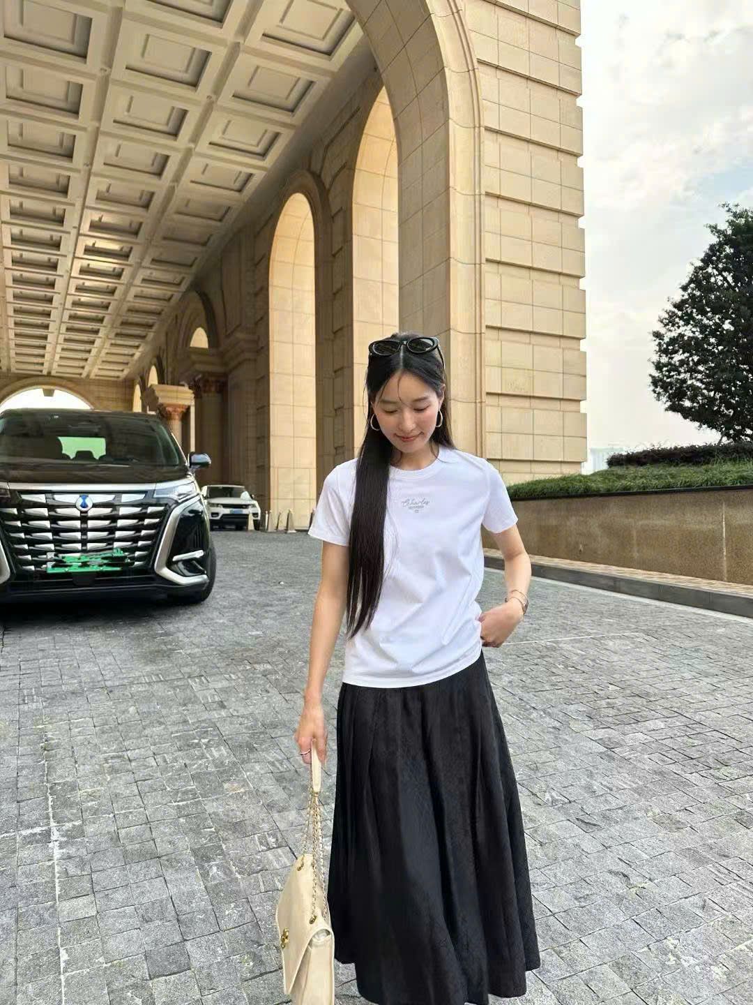 Áo phông trắng - chữ logo đen thêu