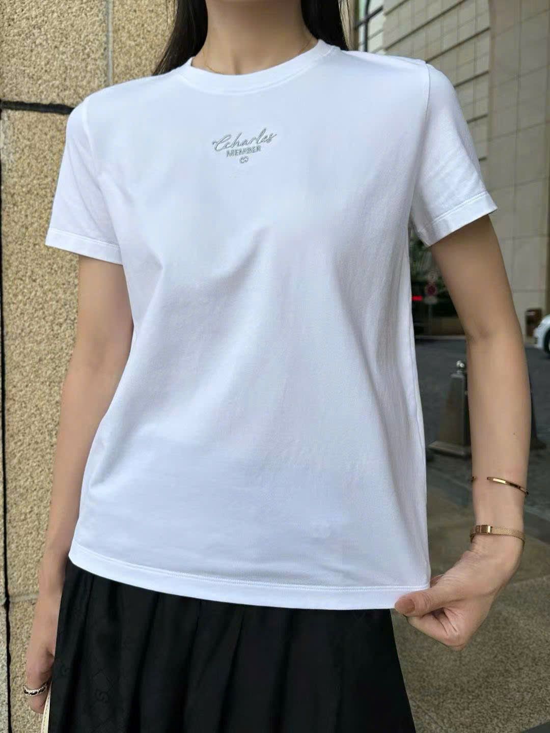 Áo phông trắng - chữ logo đen thêu
