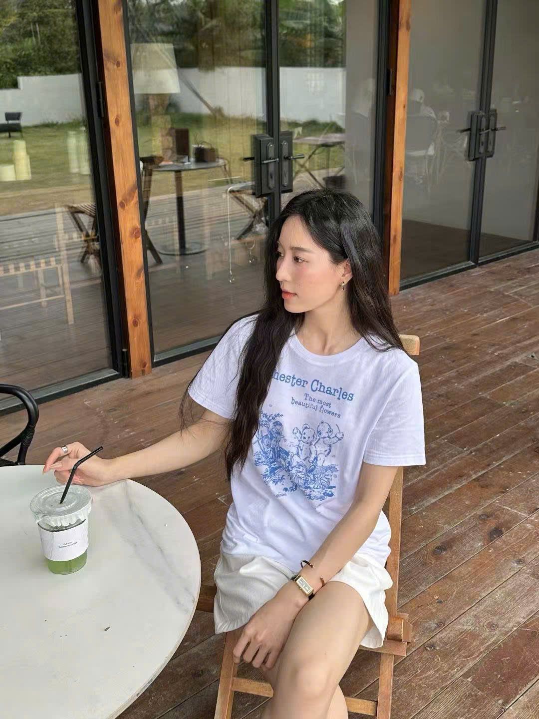 Áo phông trắng họa tiết gấu xanh