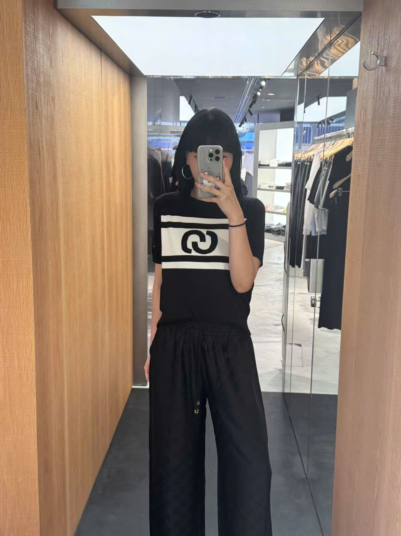 Áo len đen phom suông logo to