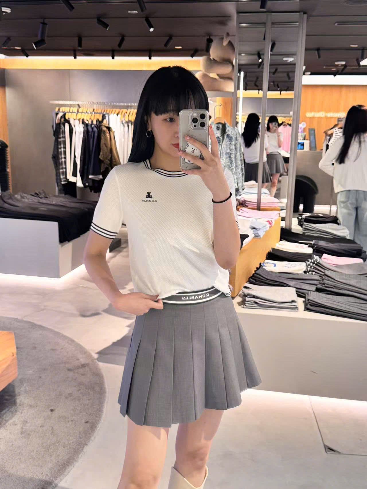 Chân váy ngắn xám xếp ly, cạp thun kẻ C.Charles