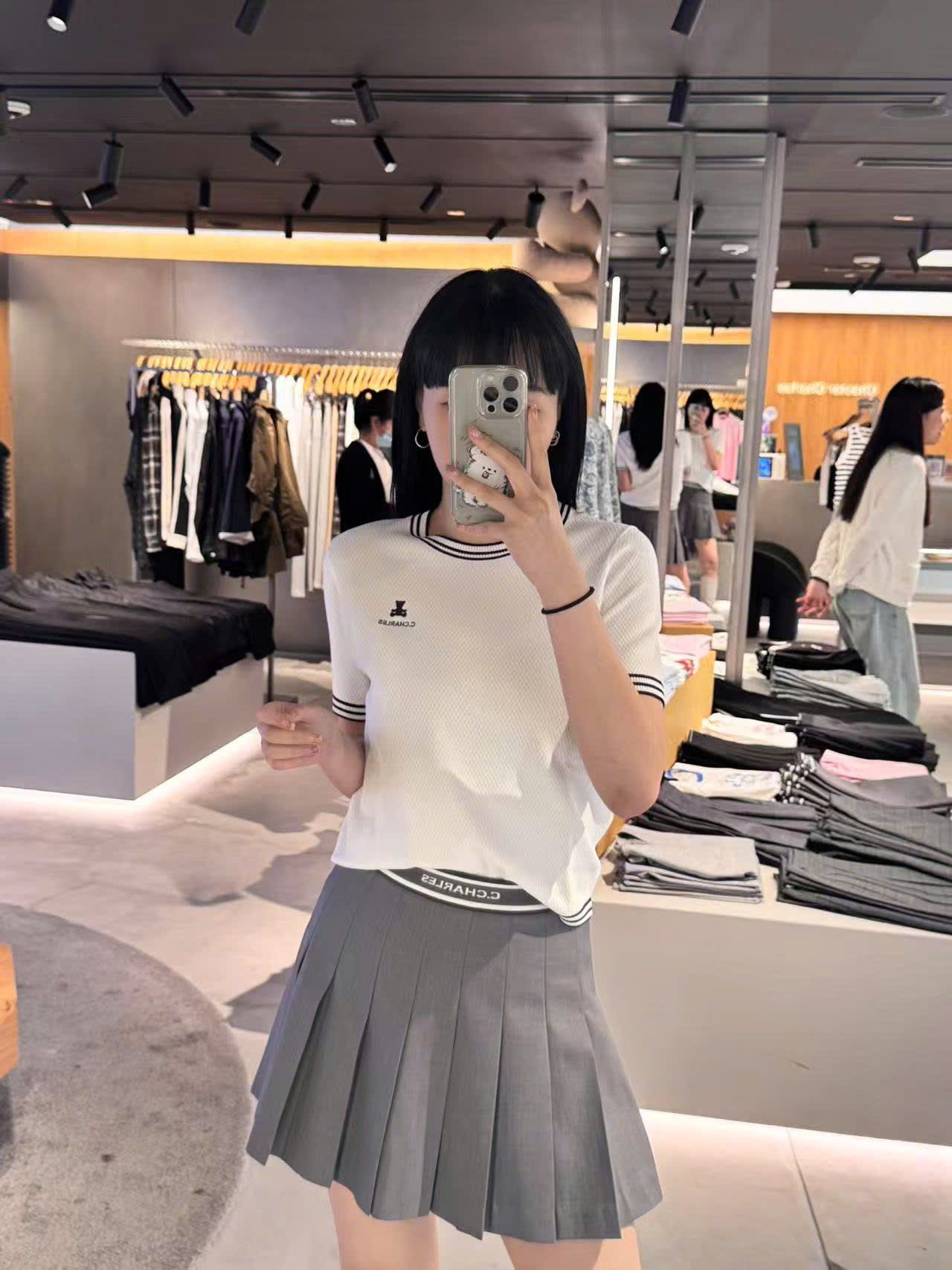 Chân váy ngắn xám xếp ly, cạp thun kẻ C.Charles
