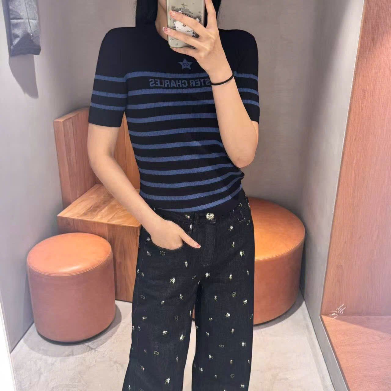 Áo đen kẻ ngang xanh - ngôi sao giữa