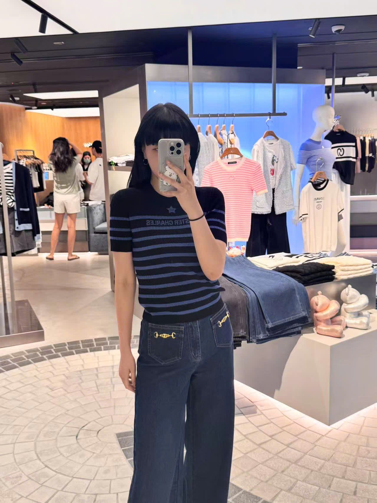 Áo đen kẻ ngang xanh - ngôi sao giữa
