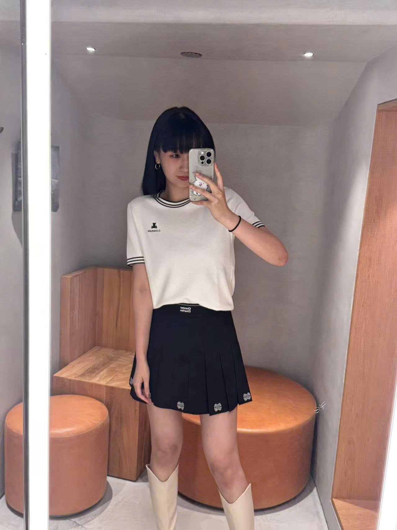 Áo trắng ngắn tay, cổ tròn, viền - gấu đen