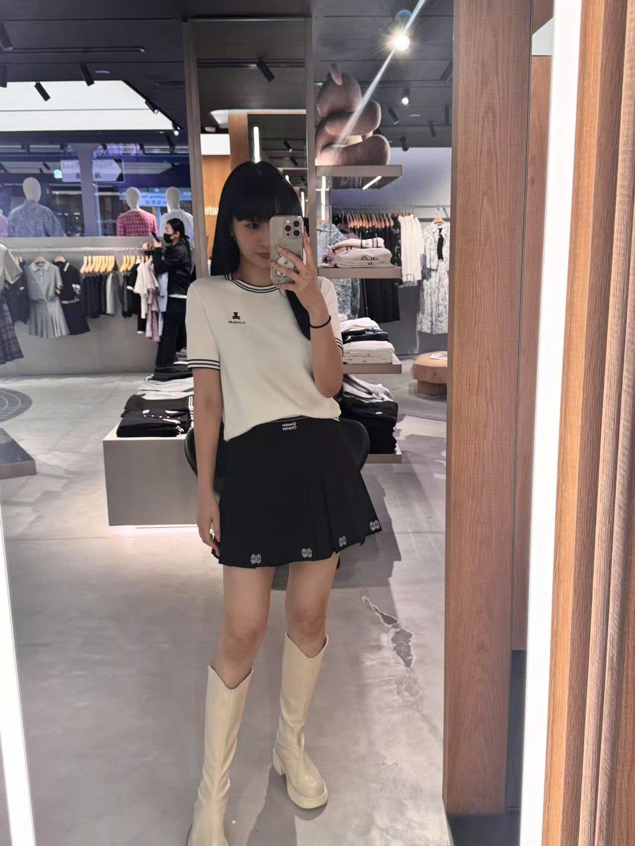 Áo trắng ngắn tay, cổ tròn, viền - gấu đen