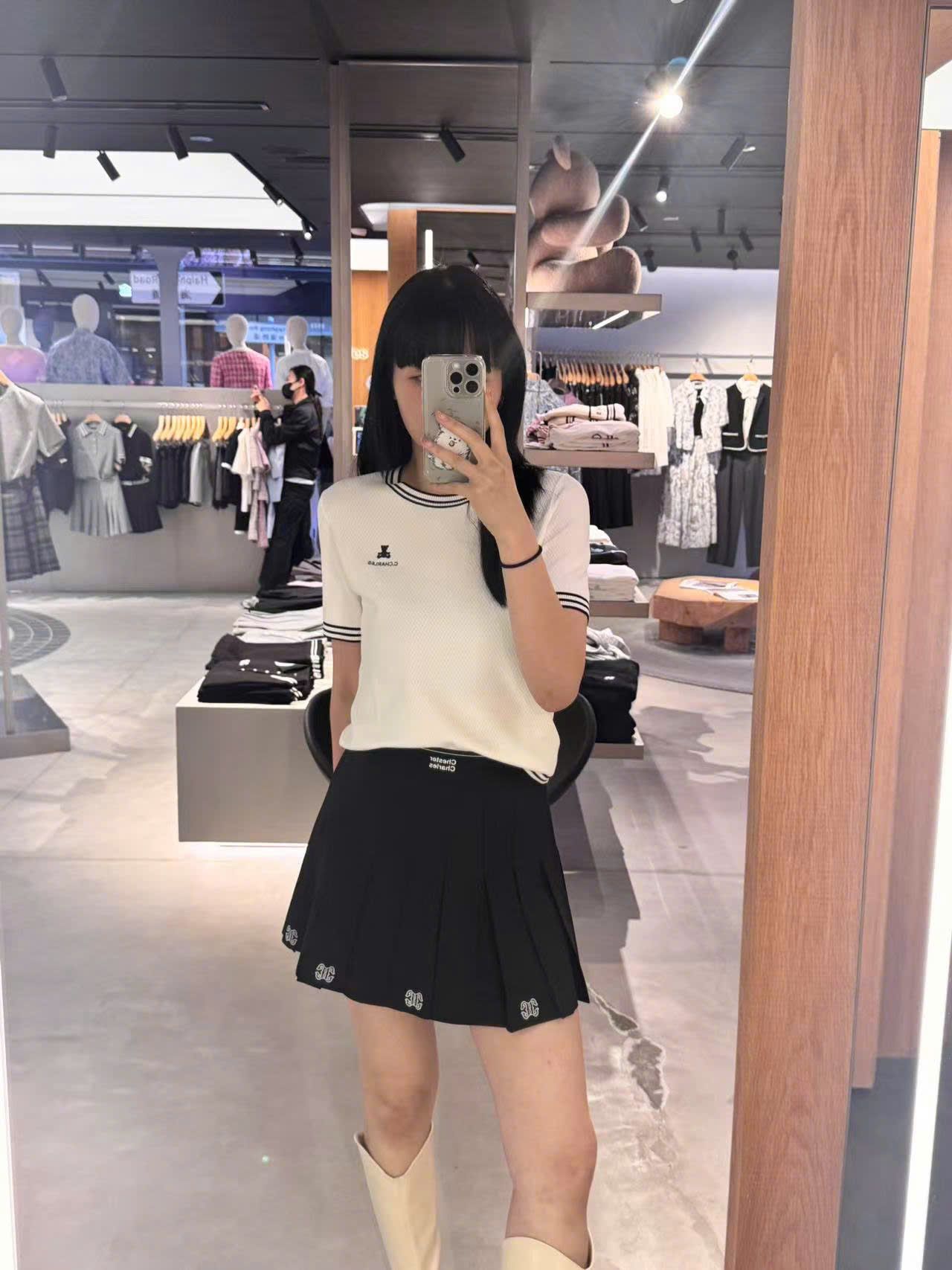 Áo trắng ngắn tay, cổ tròn, viền - gấu đen