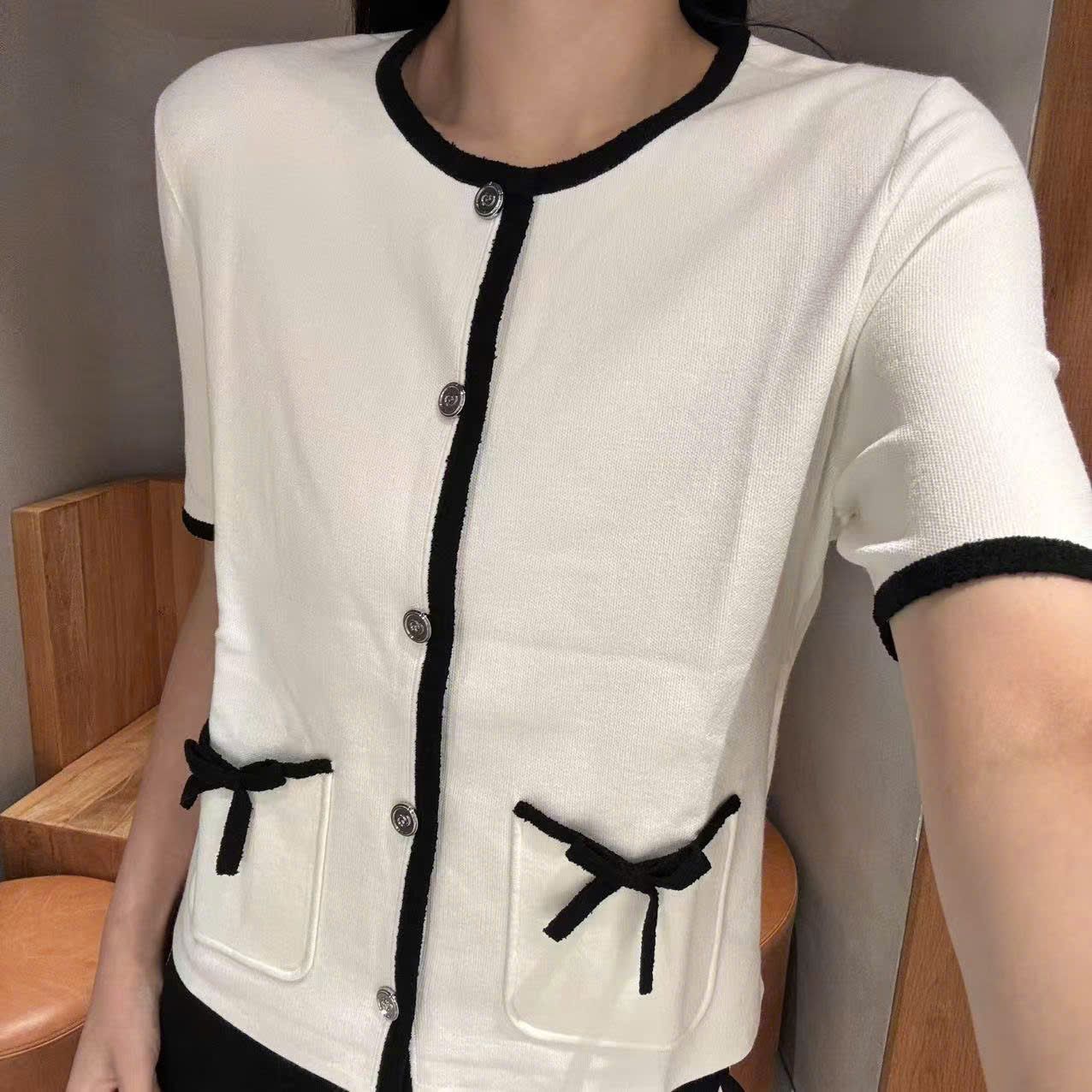 Áo CDG ngắn tay trắng viền đen, 2 túi nơ