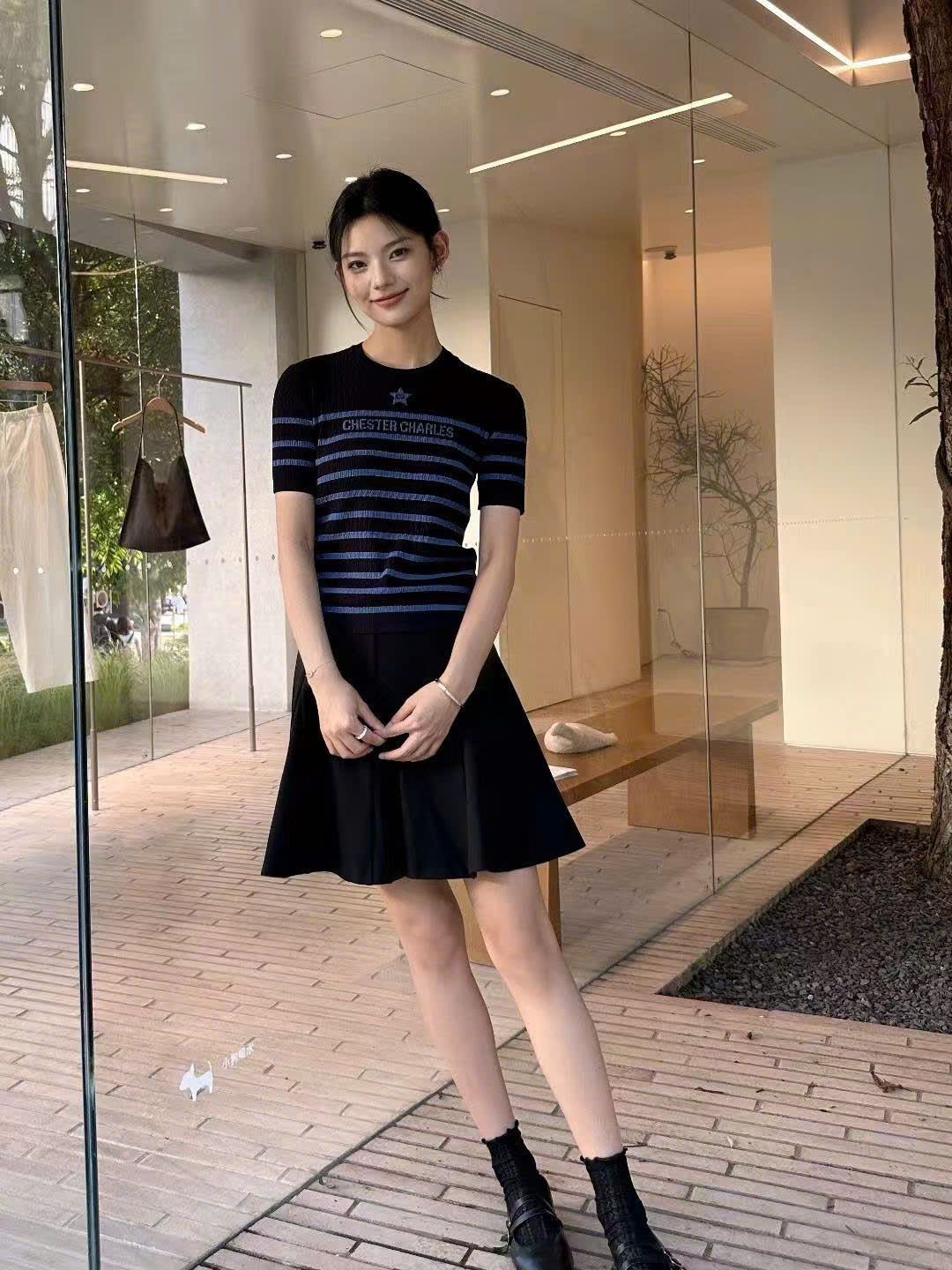 Áo đen kẻ ngang xanh - ngôi sao giữa