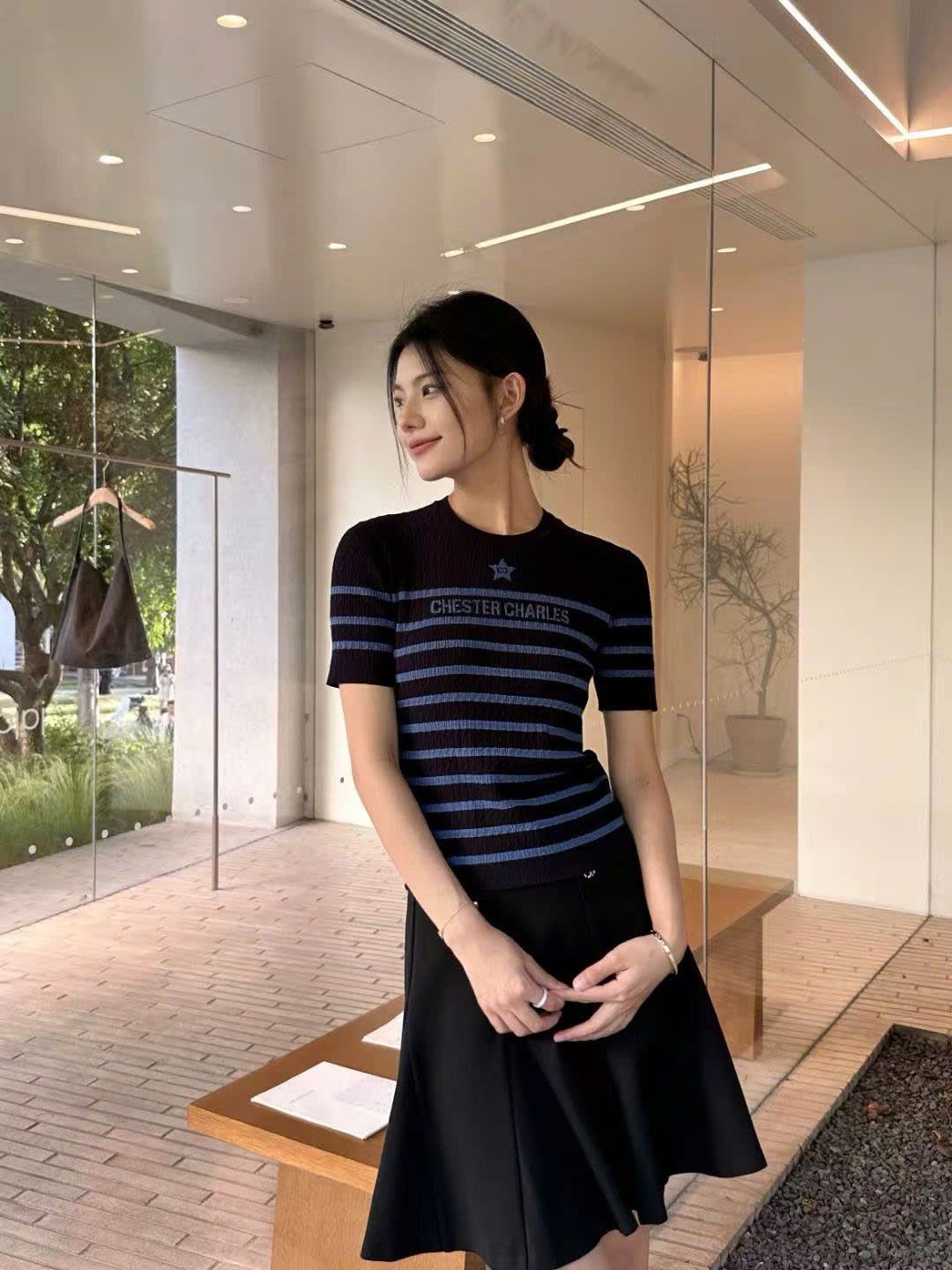 Áo đen kẻ ngang xanh - ngôi sao giữa
