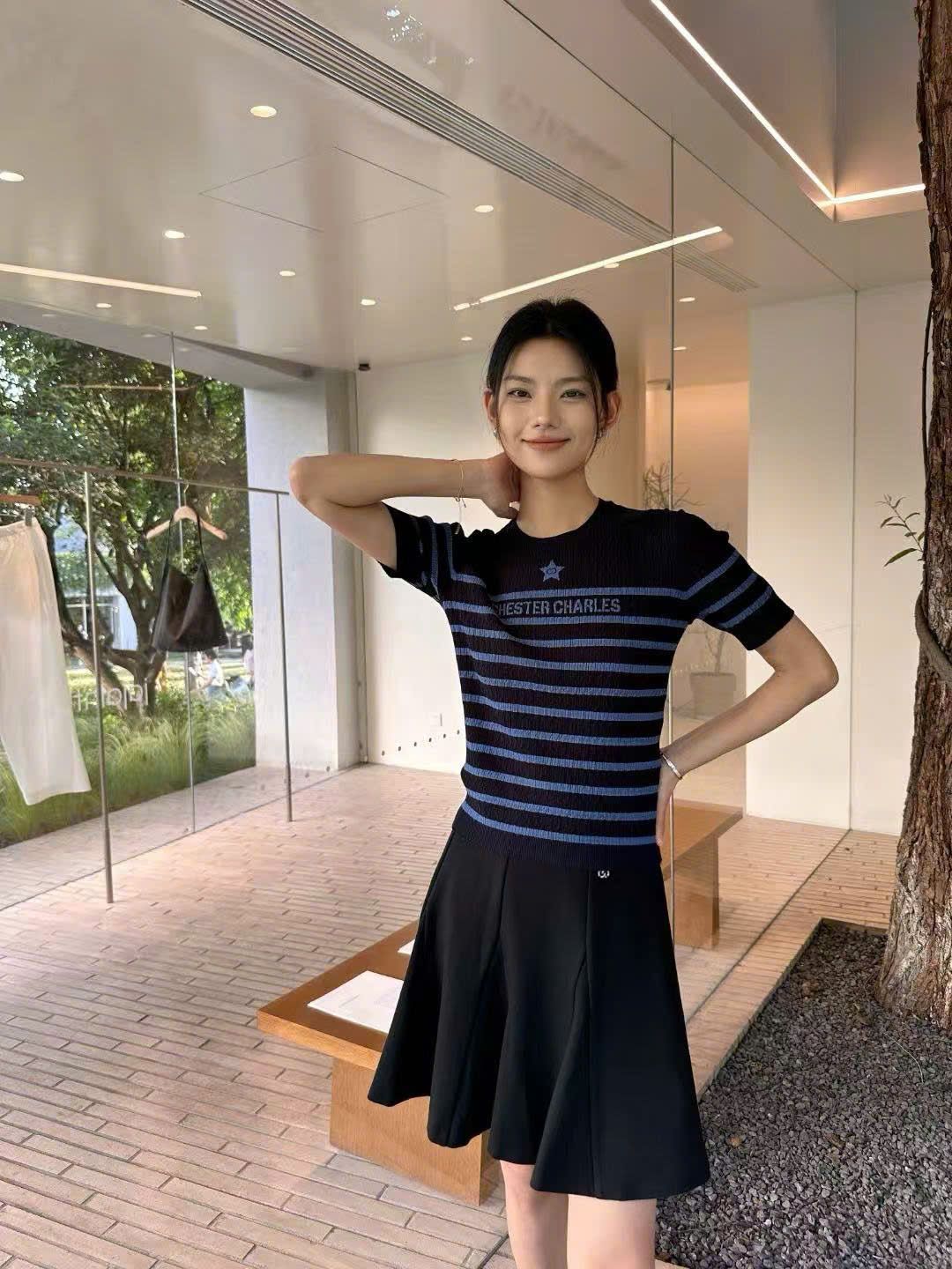Áo đen kẻ ngang xanh - ngôi sao giữa