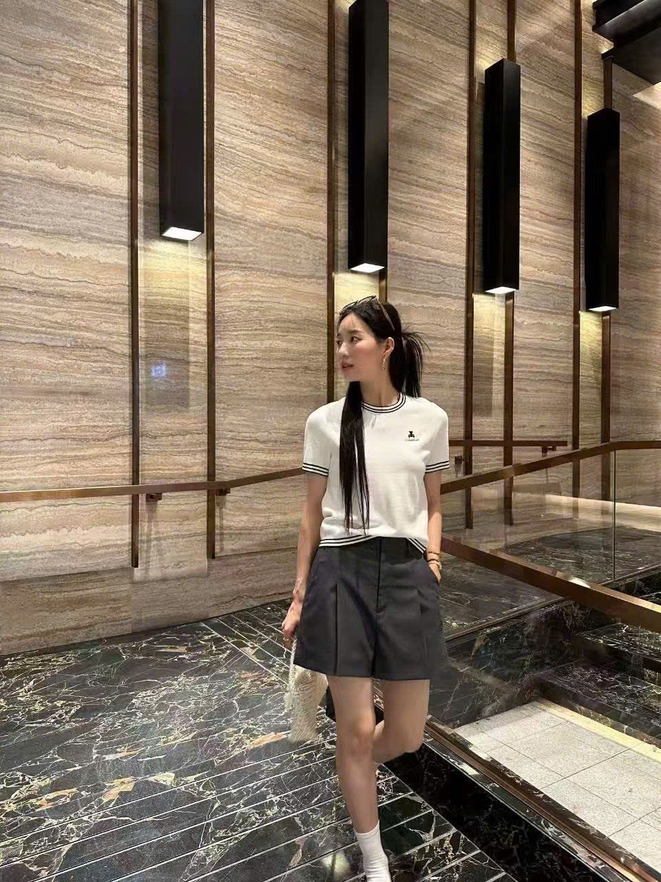 Áo trắng ngắn tay, cổ tròn, viền - gấu đen