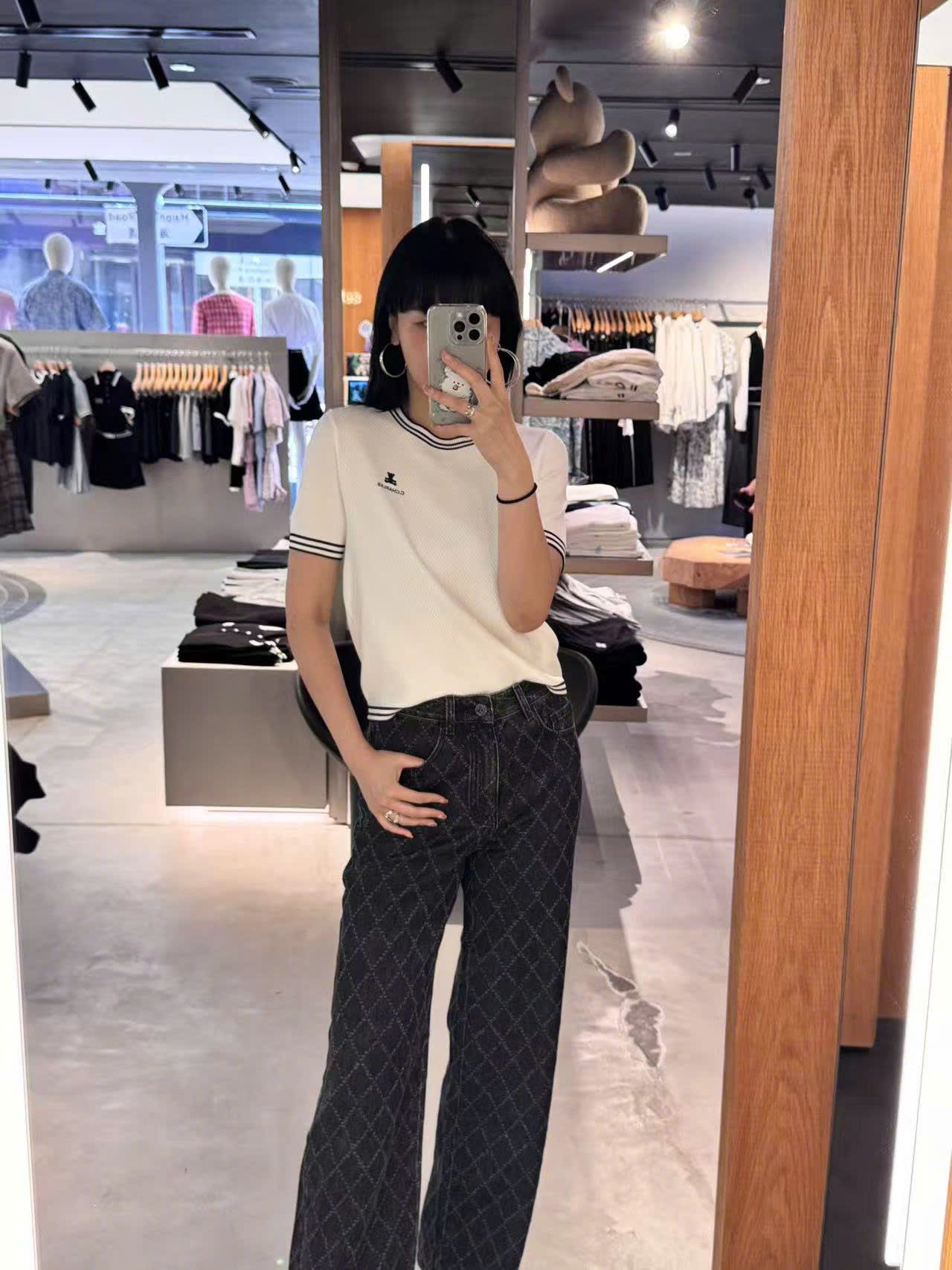 Áo trắng ngắn tay, cổ tròn, viền - gấu đen