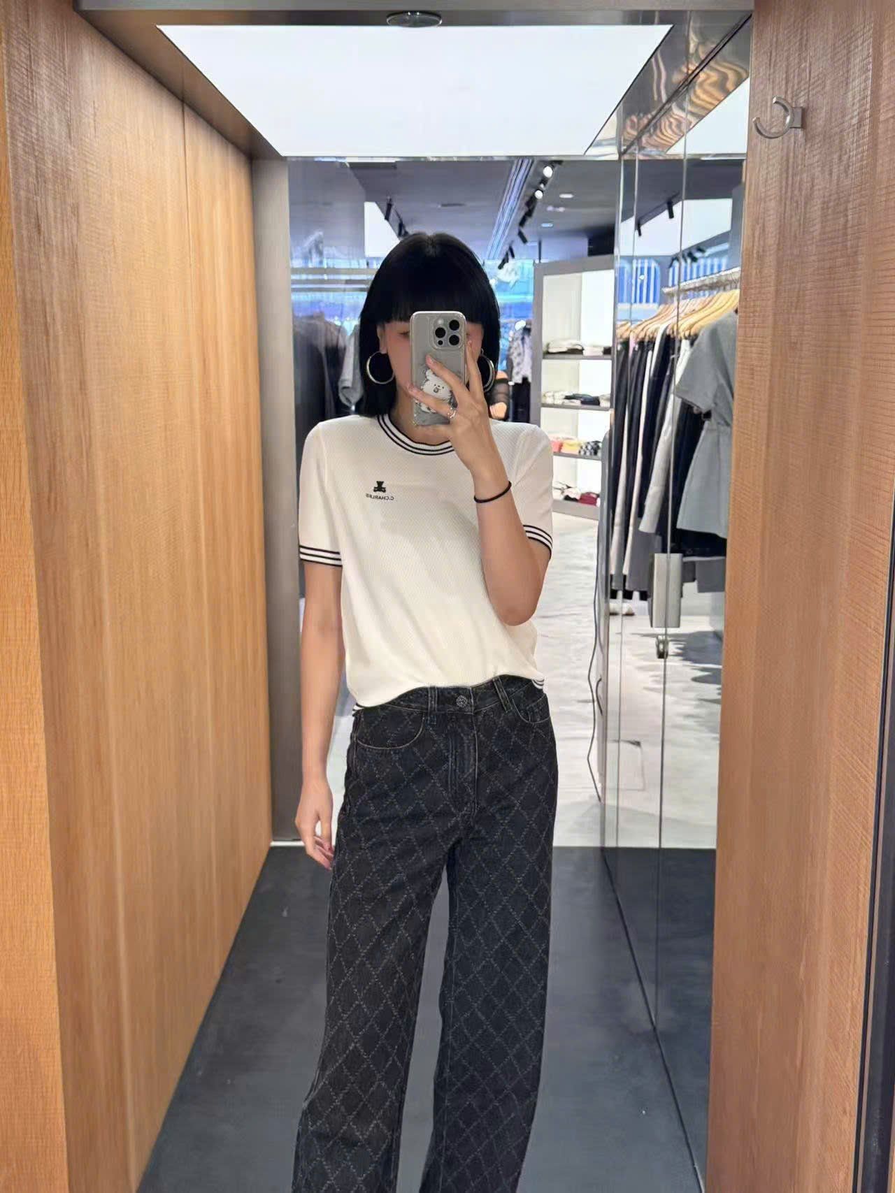 Áo trắng ngắn tay, cổ tròn, viền - gấu đen