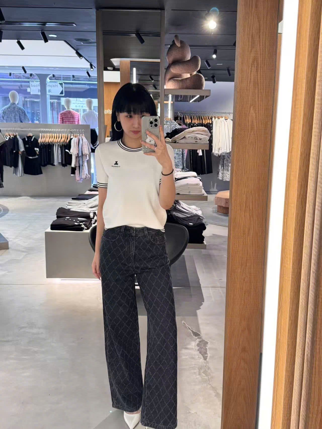 Áo trắng ngắn tay, cổ tròn, viền - gấu đen