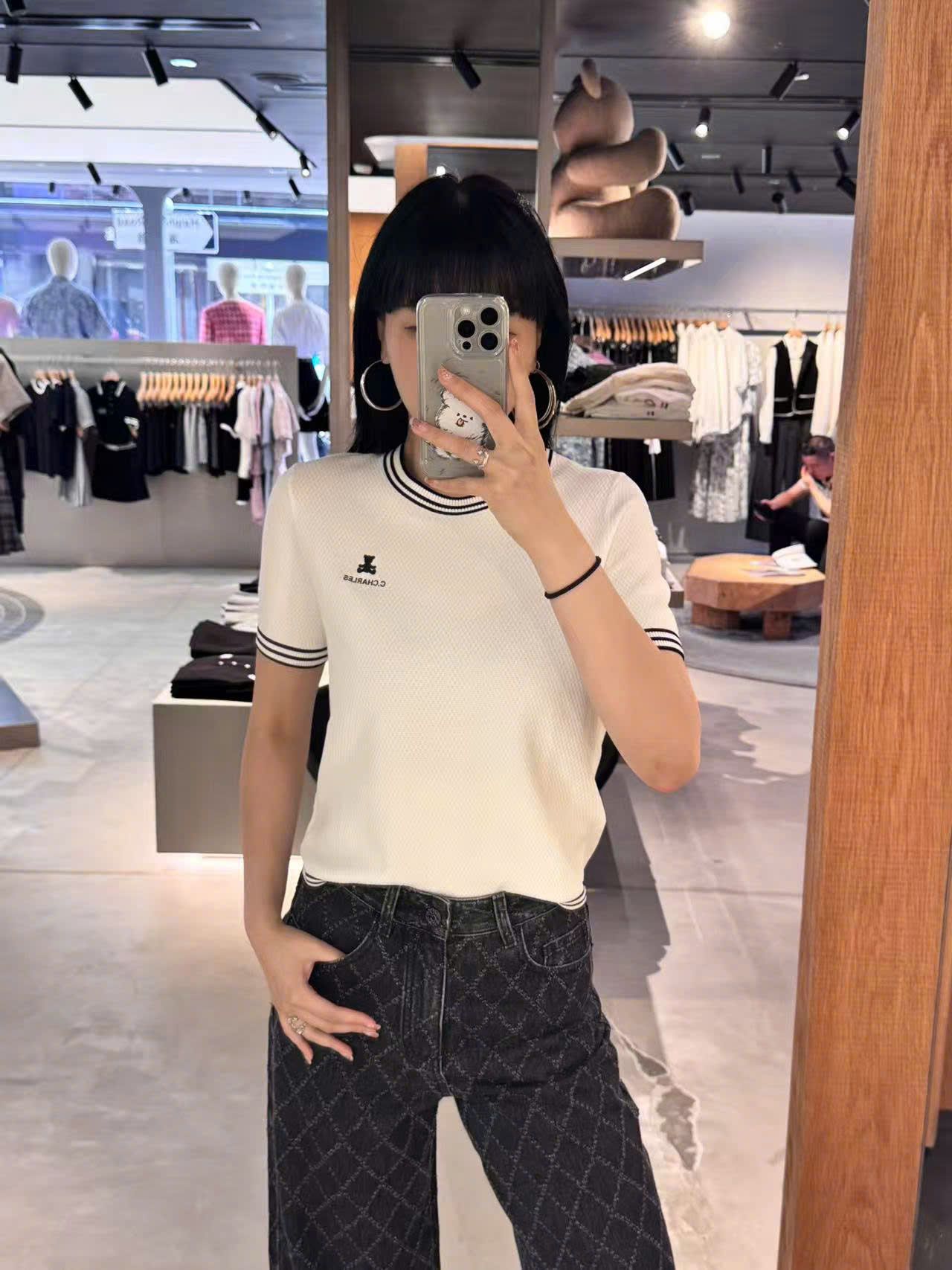 Áo trắng ngắn tay, cổ tròn, viền - gấu đen